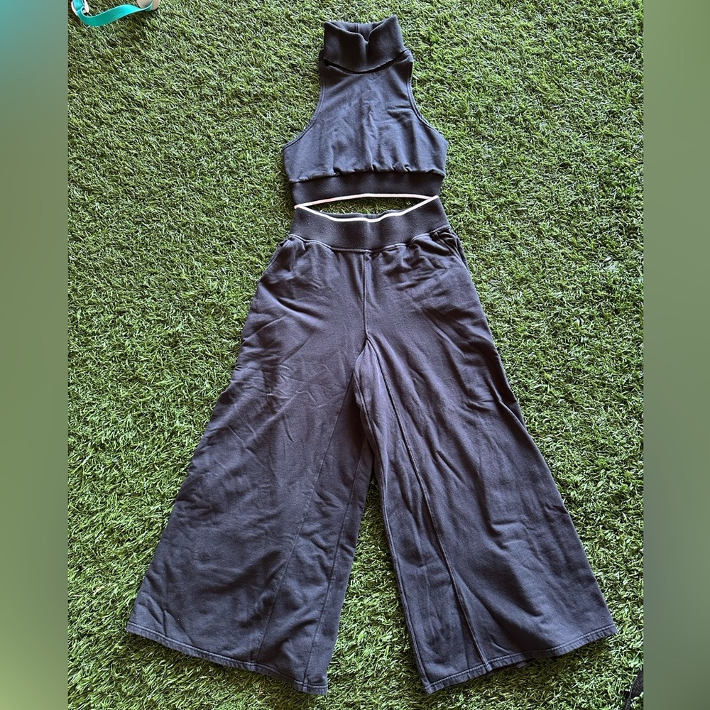 FREE PEOPLE: Stylish Black 2 piece lounge set